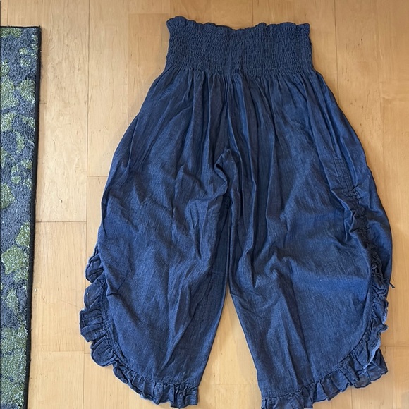 Women's Ruffled Denim Pants - Picture 6 of 6